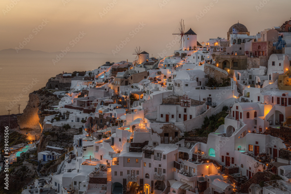 Obraz premium Amazing sunset at Oia, the most typical village of Santorini, Greece