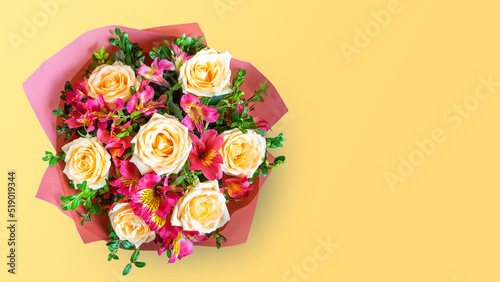 Fotografia Bouquet of beautiful roses and alstroemeria on yellow background