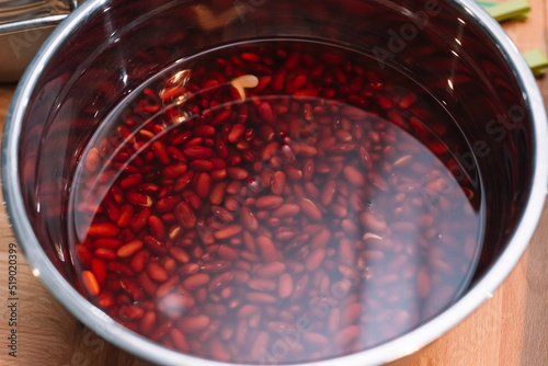 Fotografie red beans soaked in water before cooking
