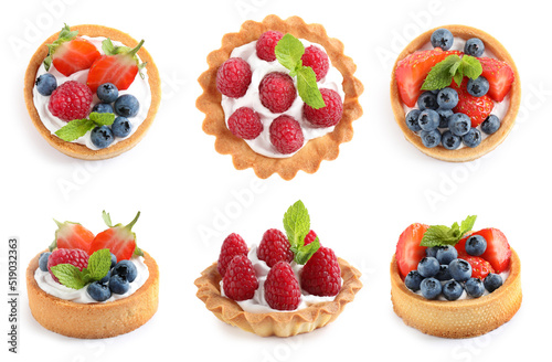 Canvastavla Set of tasty sweet tartlets with fresh berries on white background