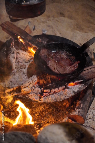 焚き火料理 焚火 焚き火台 ソロキャンプ キャンプ 無骨 料理 鉄フライパン 美味しそう