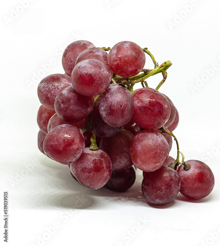 Obraz na płótnie Purple fresh and wet grapes on white background w salonie