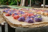 Hu Tieu Tapioka Nudeln mit verschiedenen Zutaten wie Süßkartoffeln oder blauer Schamblume trocknen in der Sonne in einer lokalen Nudelfabrik in Can Tho, Vietnam