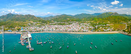 Foto Vinh Luong fishing village, Nha Trang, Vietnam seen from above with hundreds of