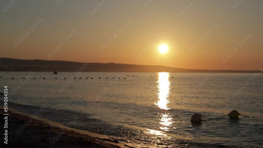 coucher de soleil sur une plage de Tunisie