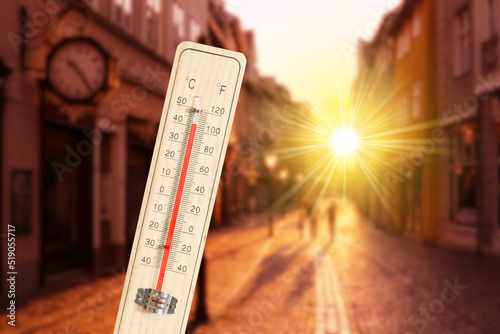 Valokuva Ein Thermometer und Hitze in der Stadt