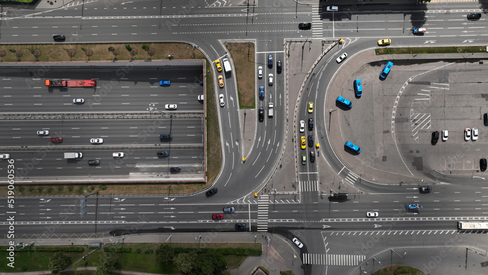 Φωτογραφία panoramic view of an automobile avenue with busy traffic in the center of Moscow
