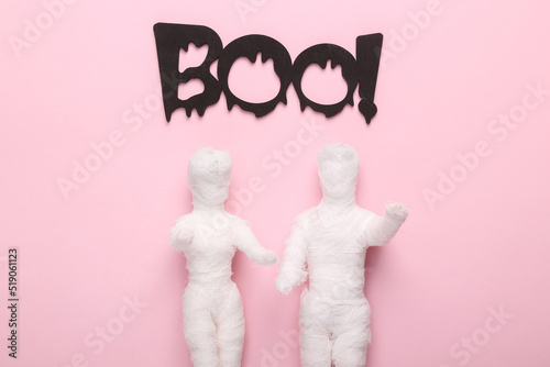 Foto Mummy doll wrapped in bandages with the slogan boo! on pink pastel background
