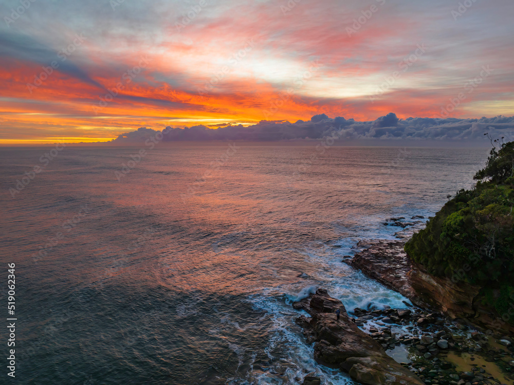 Obraz premium Sunrise over the sea with high cloud filled sky