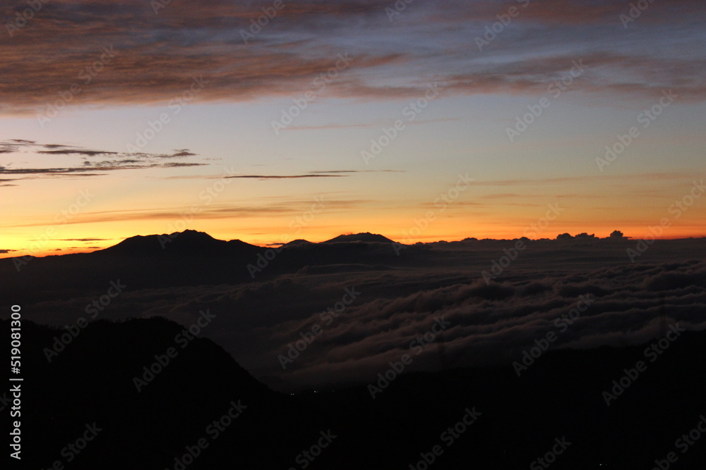 Obraz premium The atmosphere when the sun rises in the mountains