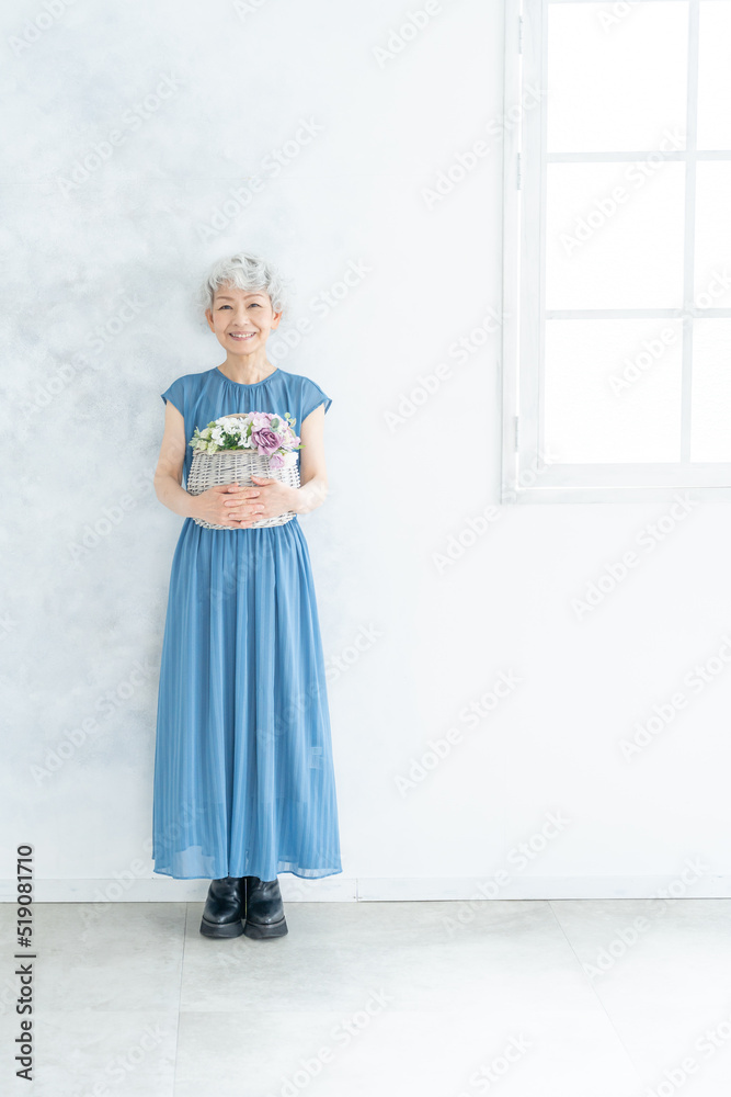 花を持ったシニア女性 花を持ったシニア女性