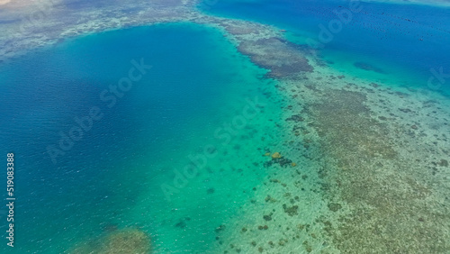 エメラルドブルーの珊瑚礁 空撮