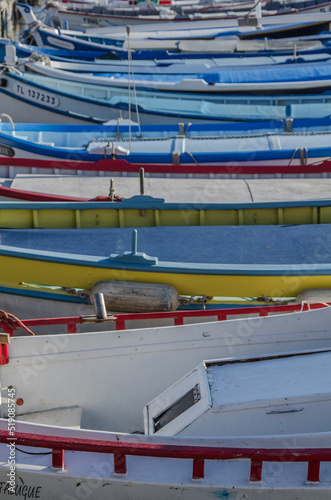 bunte boote die im Hafen aneinander gebunden wurden, mit einer bunten Farbenpracht.