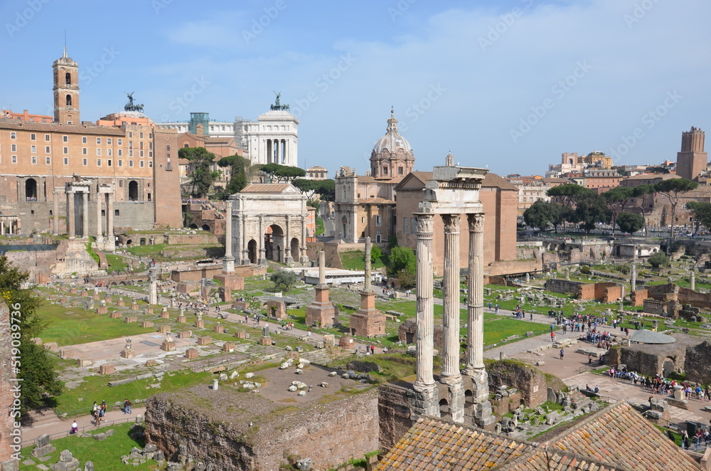 Some photos from the Eternal City of Rome, Italy, taken while strolling across the city centre and over the river Tiber on a sunny Fall day, with Rome's typical churches, columns and the Roman Forum