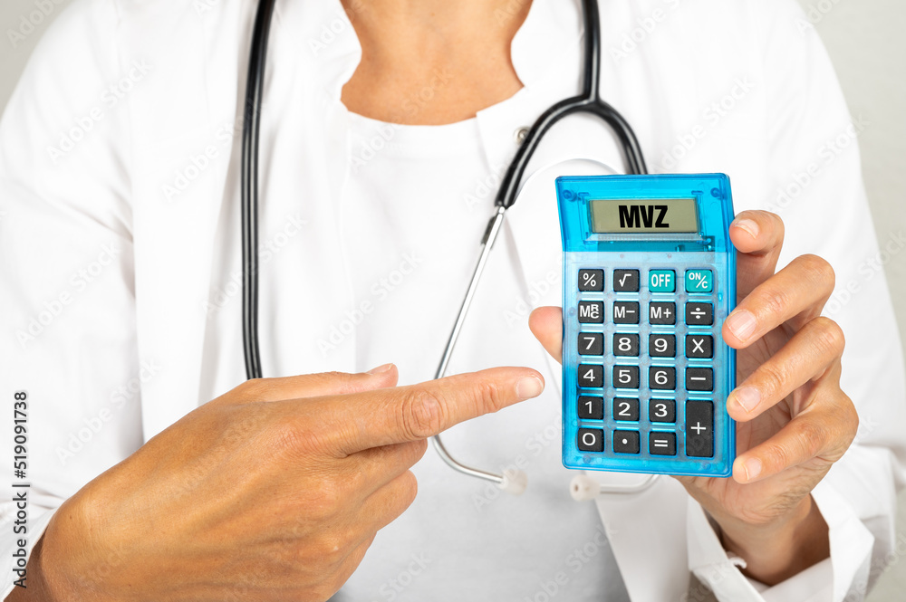 Ärztin zeigt auf einen Taschenrechner auf dem MVZ für medizinisches Versorgungszentrum Ärztin zeigt auf einen Taschenrechner auf dem MVZ für medizinisches Versorgungszentrum