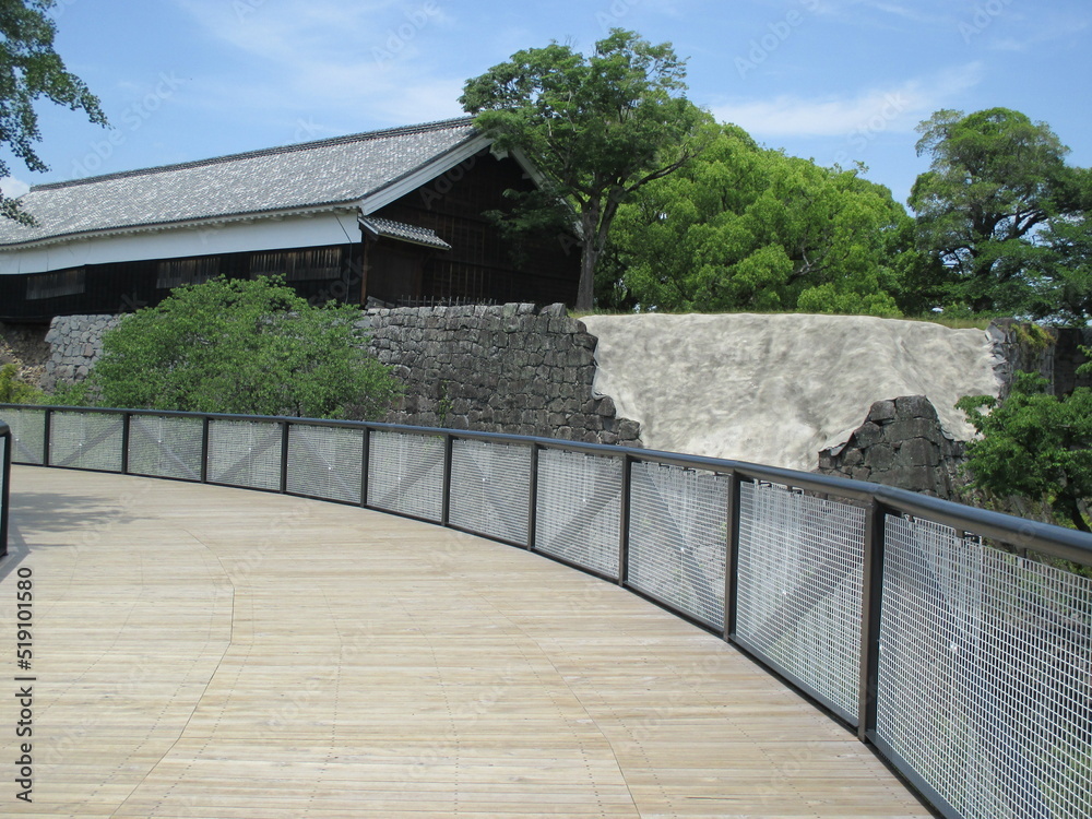 熊本地震から６年、セメントで一時的に修復された熊本城の石垣