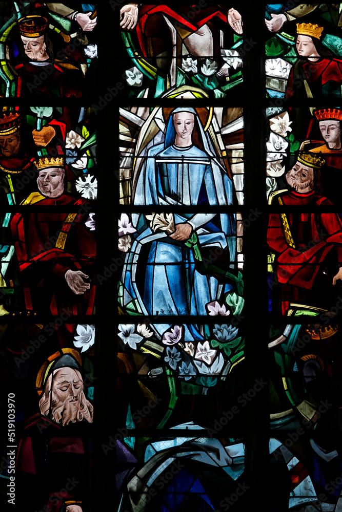 Stained glass in Saint Martin's church, L'aigle : Virgin Mary with lilies surrounded by kings