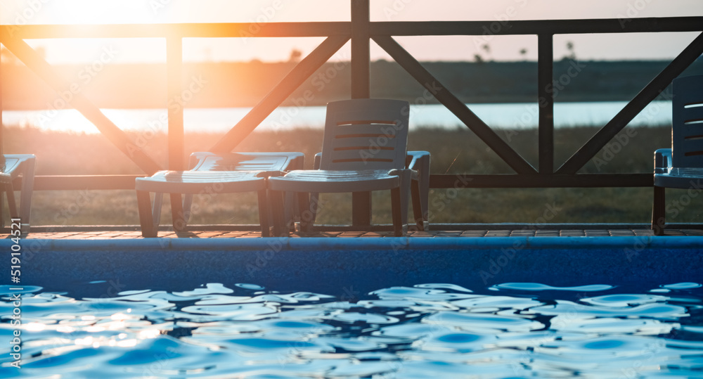 Obraz premium Top view of swimming pool with clear water on vacation on sunset background
