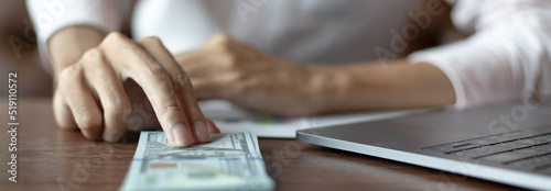 Counting money, businessmen have analyzed between cash and credit card which is consistent and convenient to spend in the present day.