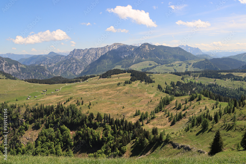 Obraz premium Zauberhafte Alpenlandschaft im Salzkammergut; Blick vom Wieslerhorn über die Postalm auf Gamsfeld, Braunedlkogel und Gosaumassiv