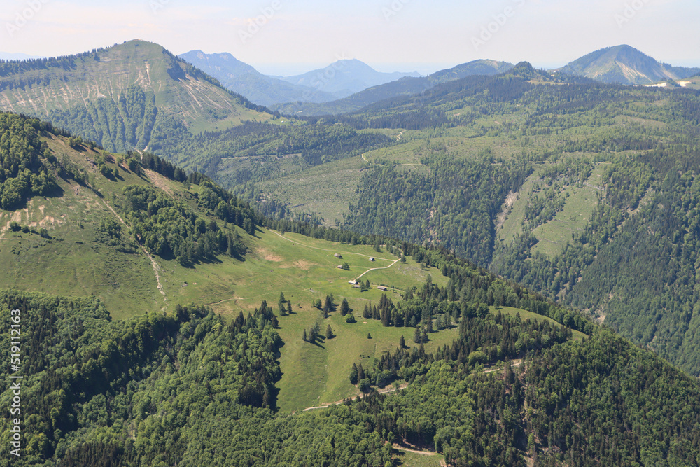 Salzkammergut-Berge im Frühling; Blick vom Wieslerhorn über die Zinkeneckalm auf Königsberger Horn und Zwölferhorn (rechts)