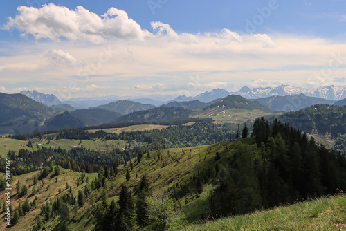 Wundervolle Alpenlandschaft im Salzkammergut; Blick vom Wieslerhorn nach Süden mit Gosaukamm und Tennengebirge am Horizont