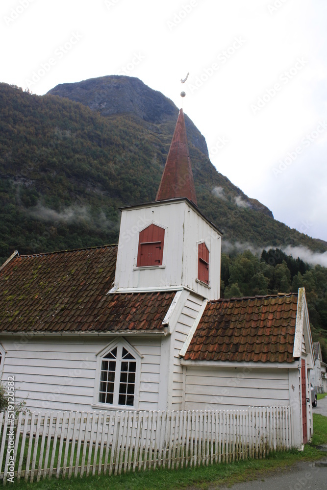 Paisajes de Noruega, cascadas e iglesias.