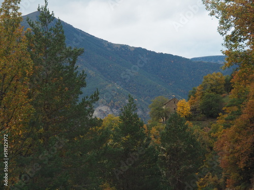 El otoño entre las montañas de Huesca, cerca de Ordesa. España. © Alberto