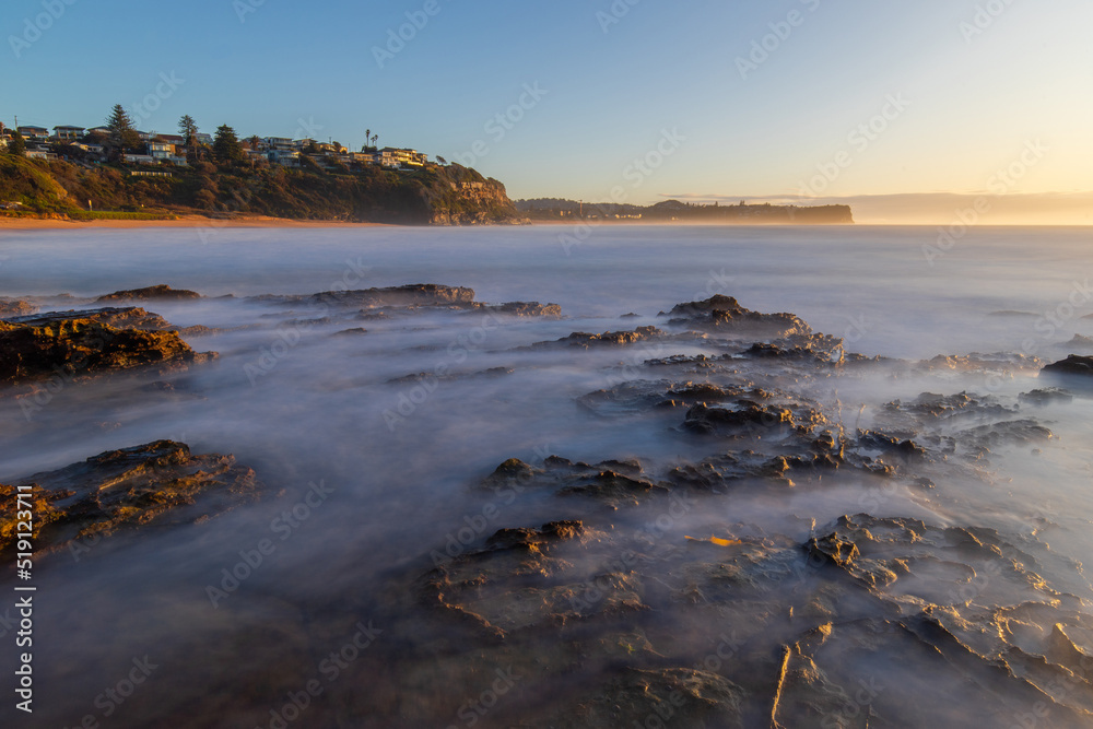 Obraz premium Long exposure view of Warriewood Beach in the morning, Sydney, Australia.