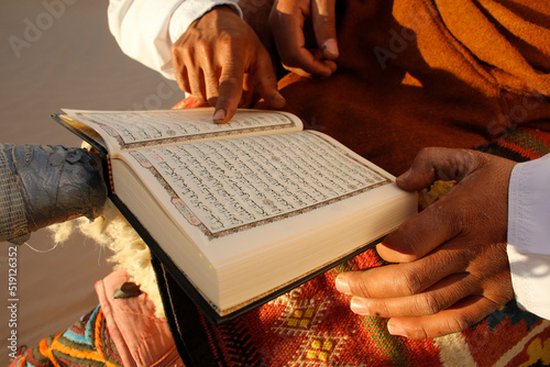 Naklejka Tunisian beduin reading the Coran