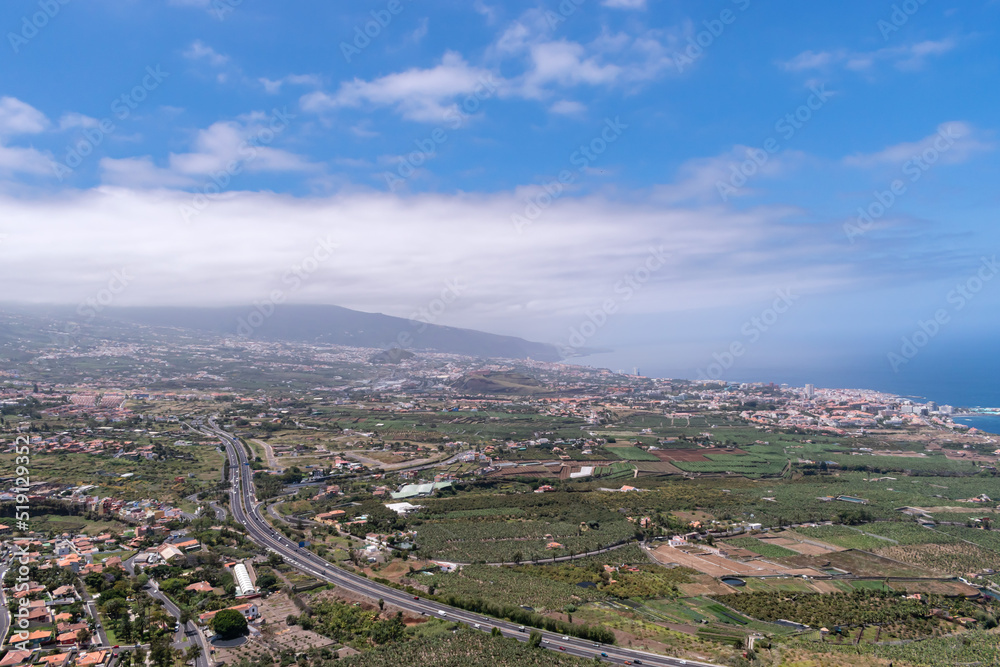 Vista de paisaje con el Puerto de la Cruz de fondo y  todo el valle de la Orotava, islas Canarias, Tenerife, España