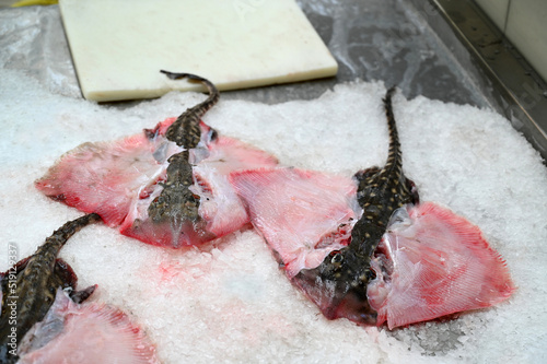 Raies sur la glace sur l'étal d'une poissonnerie photo