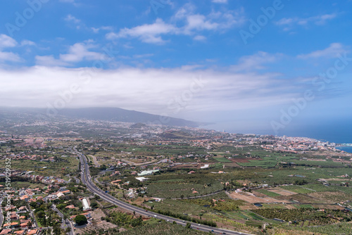 Vista de paisaje con el Puerto de la Cruz de fondo y todo el valle de la Orotava, islas Canarias, Tenerife, España