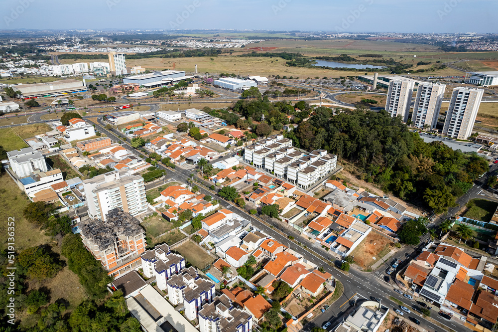 Fotografia aérea da cidade de Paulínia, interior de São Paulo. Casas, prédios e parques na charmosa cidade interiorana. 