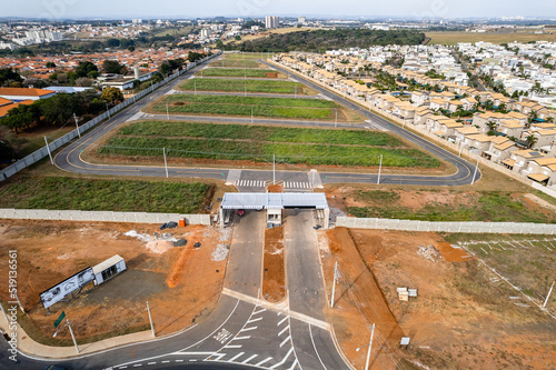 Fotografia aérea da cidade de Paulínia, interior de São Paulo. Casas, prédios e parques na charmosa cidade interiorana.  © Paulo