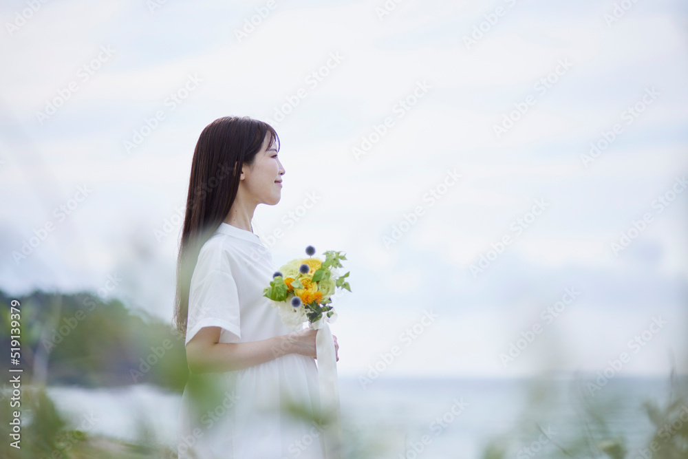 ドレスを着て花束を持つ若い日本人女性 ドレスを着て花束を持つ若い日本人女性