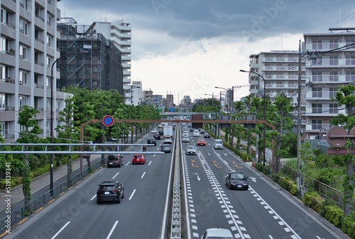 大きな通りに今にも降りそうな空