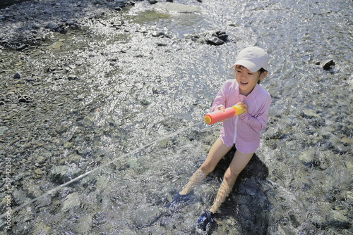 水鉄砲で川遊びをする女子小学生 (7歳) © ziggy