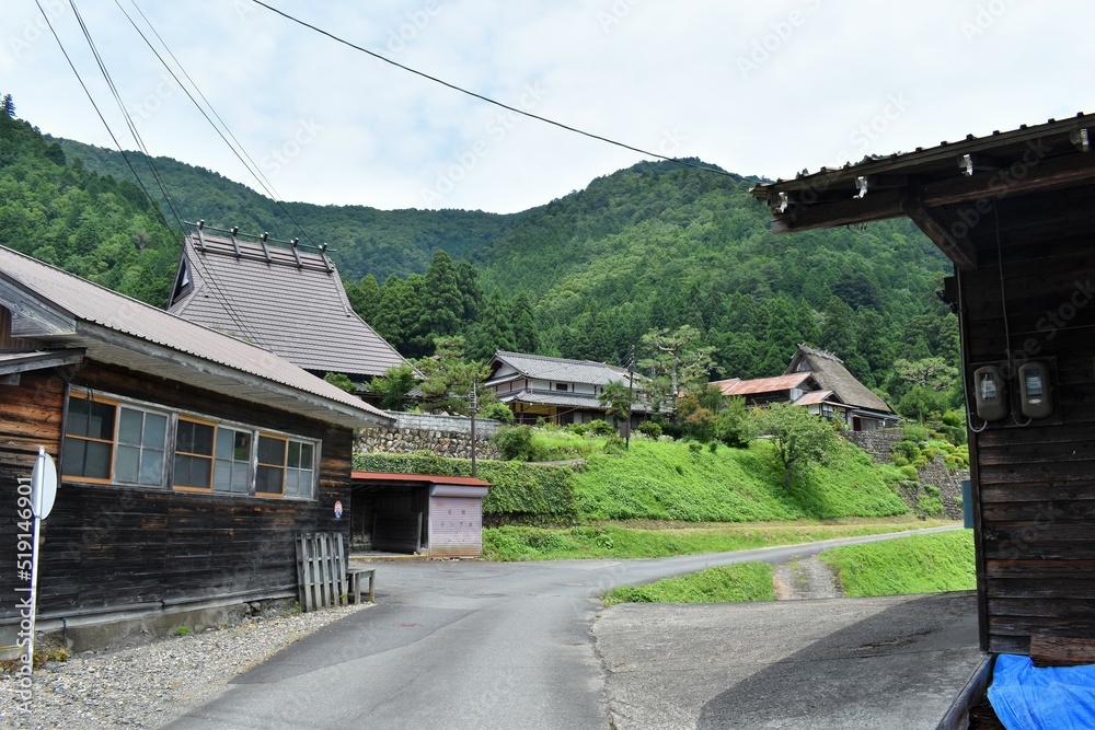 日本の田舎、原風景、夏、美山、かやぶき、美山かやぶきの里、古民家、しっくい、日本家屋、歴史的建造物、木造建築、かやぶきの屋根