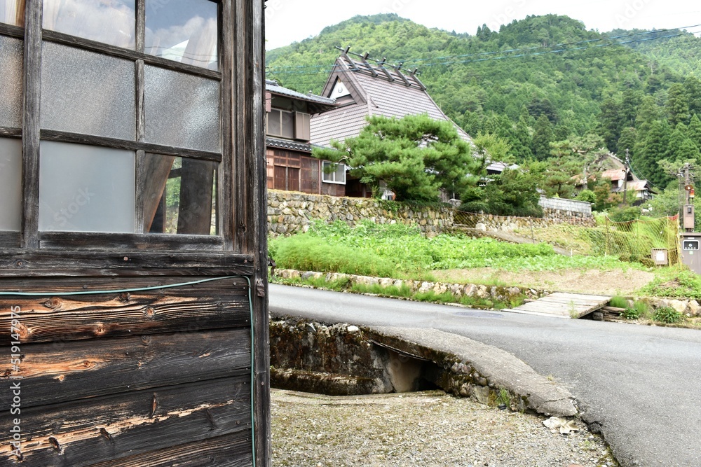 日本の田舎、原風景、夏、美山、かやぶき、美山かやぶきの里、石垣、古民家、しっくい、日本家屋、歴史的建造物、木造建築 日本の田舎、原風景、夏、美山、かやぶき、美山かやぶきの里、石垣、古民家、しっくい、日本家屋、歴史的建造物、木造建築