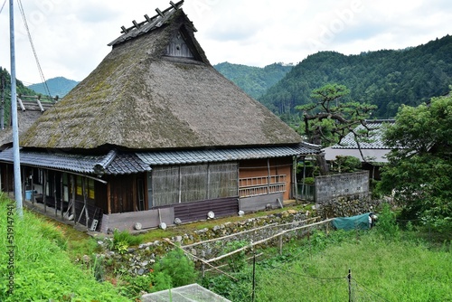 日本の田舎、原風景、夏、美山、かやぶき、美山かやぶきの里、石垣、古民家、しっくい、日本家屋、歴史的建造物、木造建築 © BJ