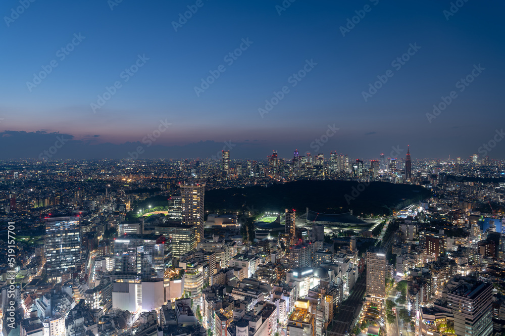 東京都渋谷区にある高層ビルから見た夜の都市景観