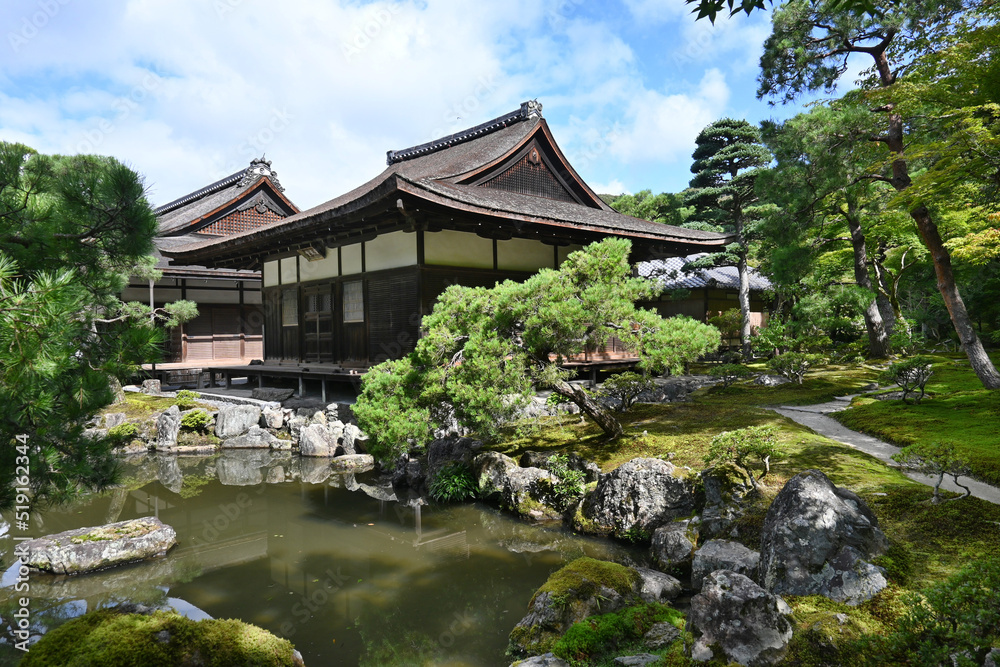 京都市の世界遺産銀閣寺の国宝東求堂と庭園