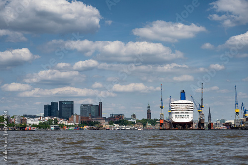 Blick über die Norderelbe zum Werfthafen und Hafencity photo