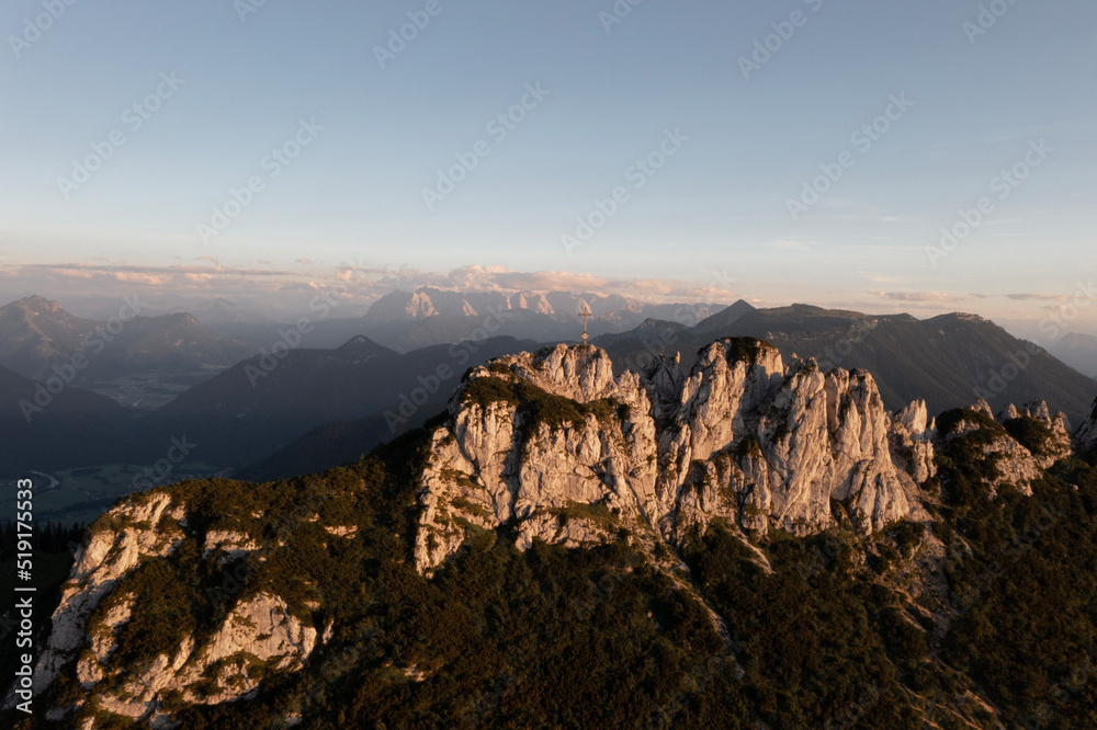 Die Kampenwand ist ein 1669 m ü. NHN hoher Berggipfel in den Chiemgauer Alpen. Sein Gipfelkreuz ist das größte in den Bayerischen Alpen und weithin sichtbar. Mit der Drohne 3