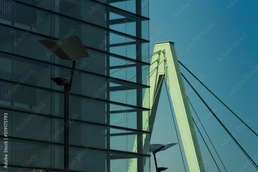 Detail vom Pylon der Severinsbrücke in Köln mit gläsernem Treppenhaus im Vordergrund Detail vom Pylon der Severinsbrücke in Köln mit gläsernem Treppenhaus im Vordergrund