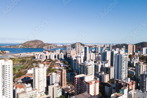 Imagem aérea da cidade de Vitória, mostrando a ponte, o centro, a Reta da Penha, Enseada do Suá, Bahia de Vitória e o Shopping Vitória. © tiago