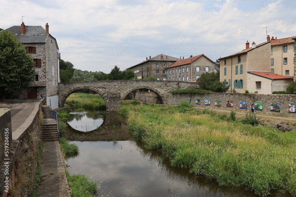 Le pont vieux sur la rivière l'Ander, ville de Saint Flour, département du Cantal, France