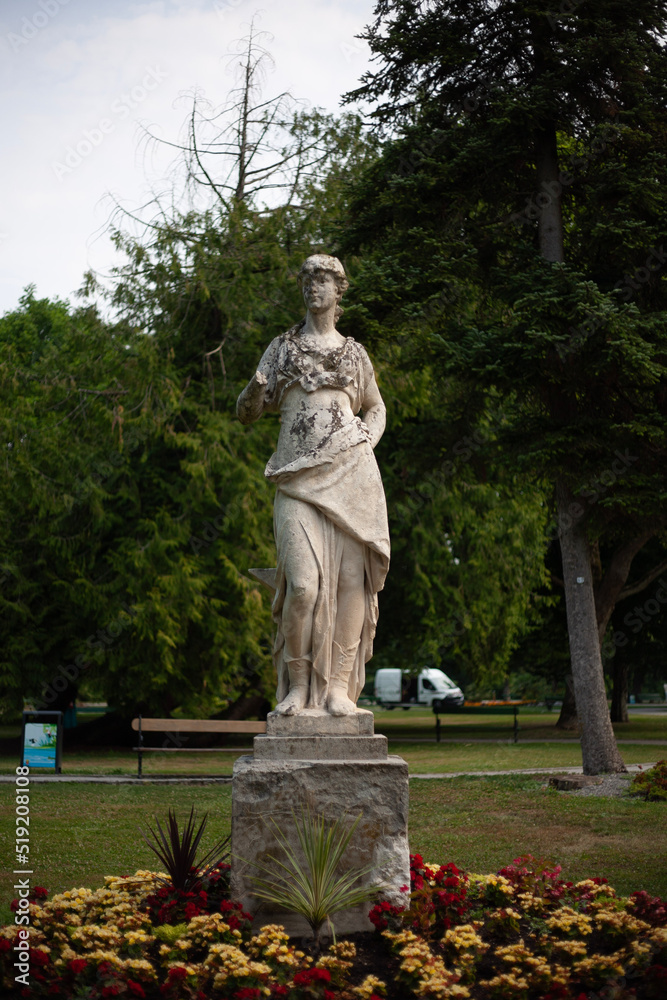 Obraz premium statue in the park