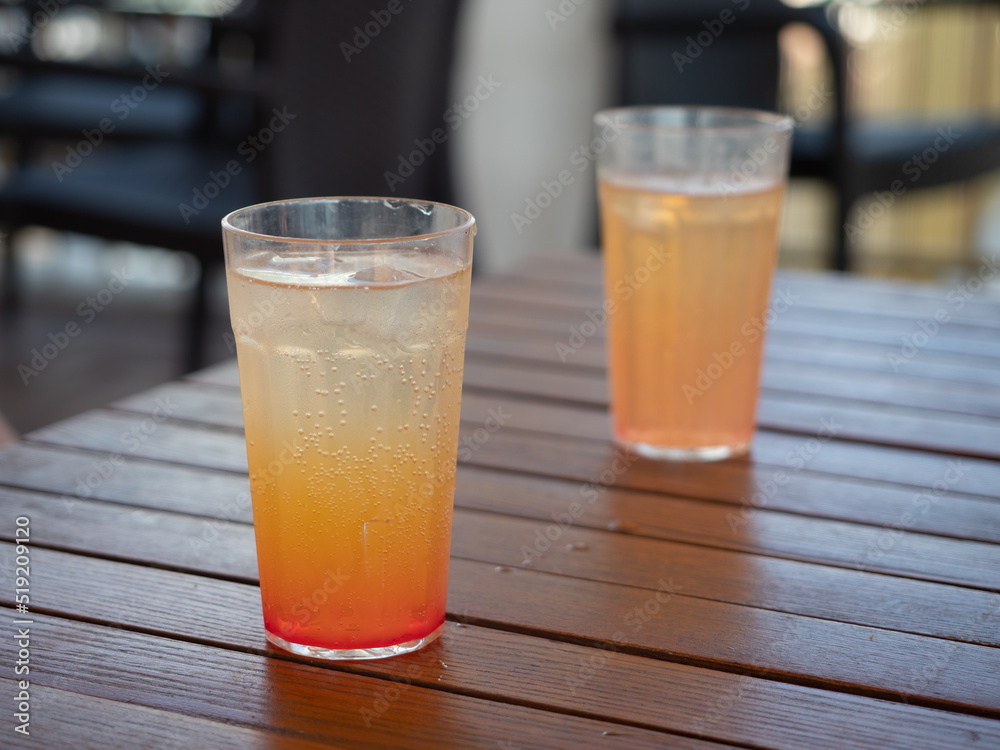 Dwa pomarańczowe drinki na stoliku hotelowym Dwa pomarańczowe drinki na stoliku hotelowym